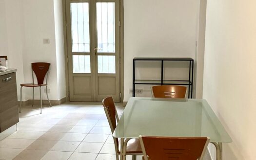 Via G. Da Verrazzano: Spazioso bilocale con cortile privato