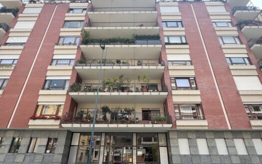 Via Cialdini: Elegante ufficio ristrutturato in zona Tribunale.