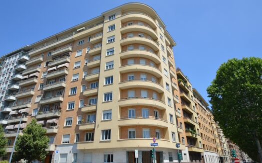 Corso Galileo Ferraris: Ufficio di ampia metratura