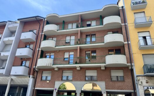 Via Challant: Ampio bilocale con terrazzo e posto auto.