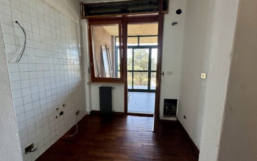 Via Challant: Ampio bilocale con terrazzo e posto auto.