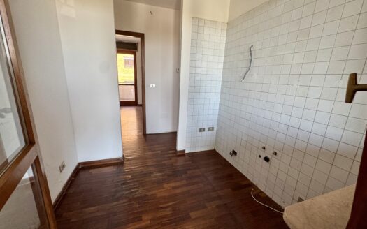 Via Challant: Ampio bilocale con terrazzo e posto auto.
