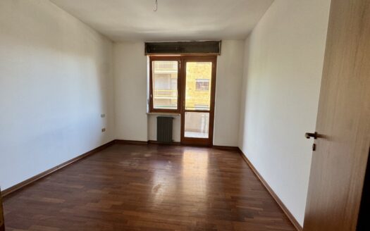 Via Challant: Ampio bilocale con terrazzo e posto auto.