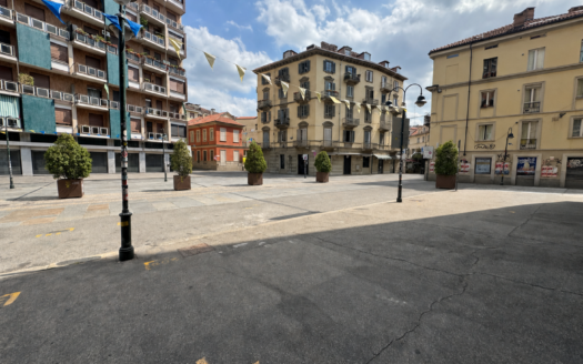 Via Borgo Dora: Negozio angolare