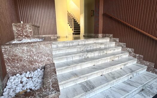 Via Camogli: Appartamento ultimo piano con terrazzo, completamente arredato.