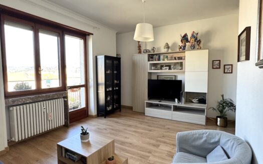 Via Camogli: Appartamento ultimo piano con terrazzo, completamente arredato.