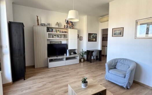 Via Camogli: Appartamento ultimo piano con terrazzo, completamente arredato.