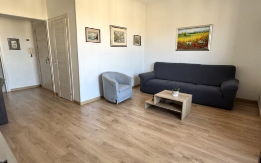 Via Camogli: Appartamento ultimo piano con terrazzo, completamente arredato.