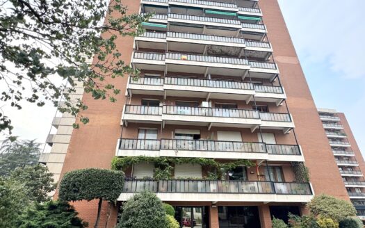 Via Cimabue:  Appartamento piano alto con box auto