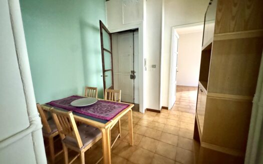 Via Giovanni Ribet:  Trilocale arredato con due ampie camere per studenti o lavoratori